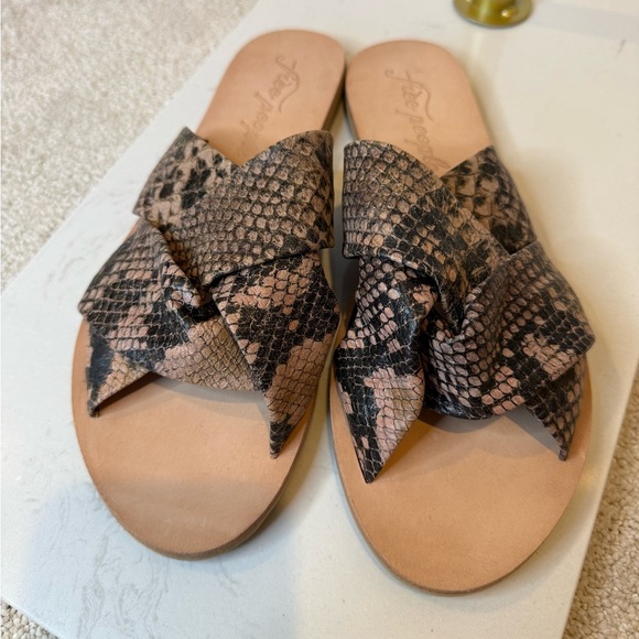 Free People Rio Vista Snakeskin Leather Flat Sandals Size 39 - Picture 2 of 6